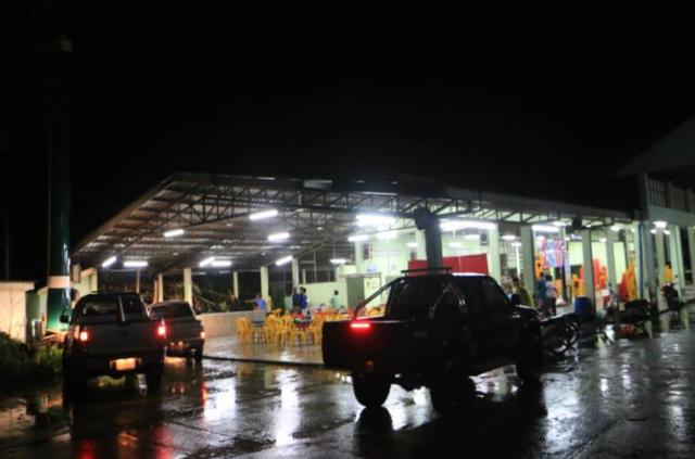 睹图|丈夫在妻子葬礼上被大树压死，6岁儿子接连失去父母成了孤儿