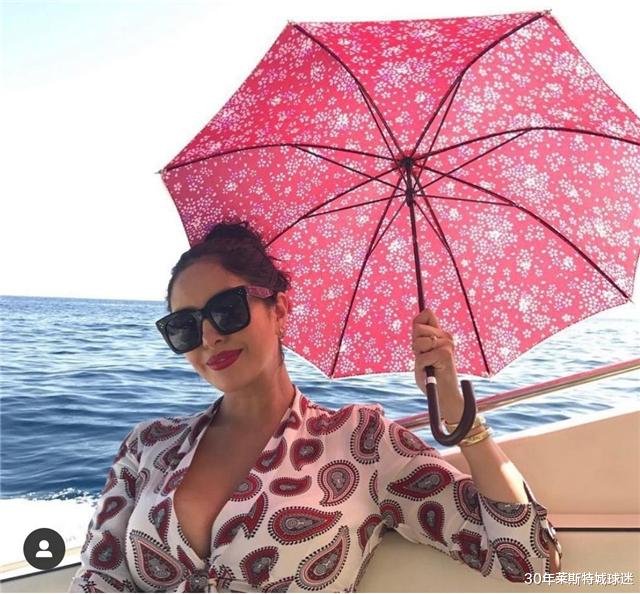 瓦妮莎@慈世平要当护花使者！要守在科比家门，用拳头帮瓦妮莎驱赶追求者