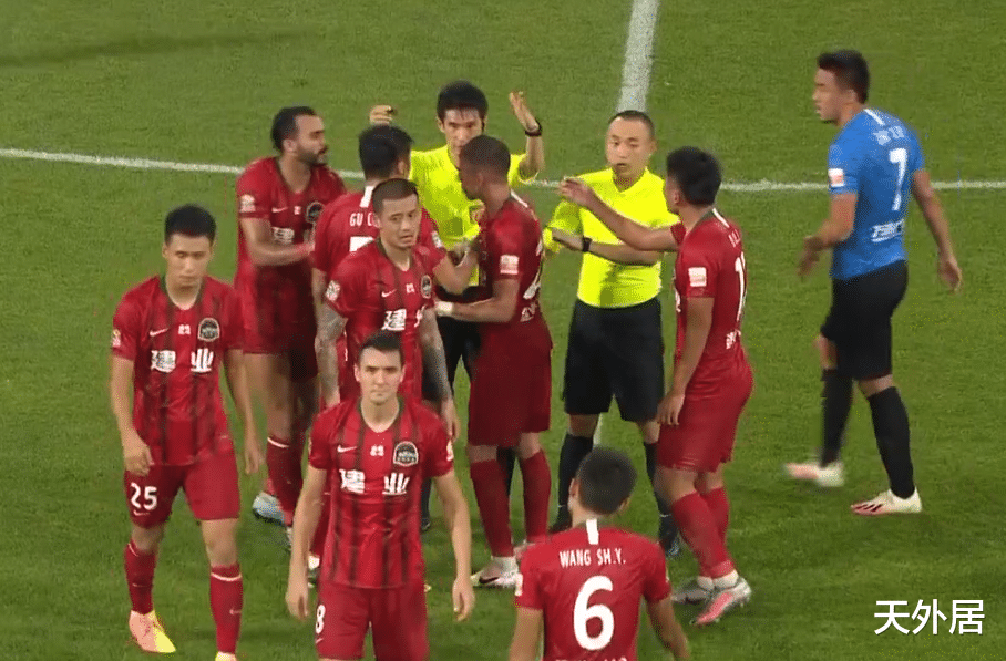 河南建业|中超神剧情：裁判吹掉绝杀+送出红牌太刺激，遭双方球员围攻！