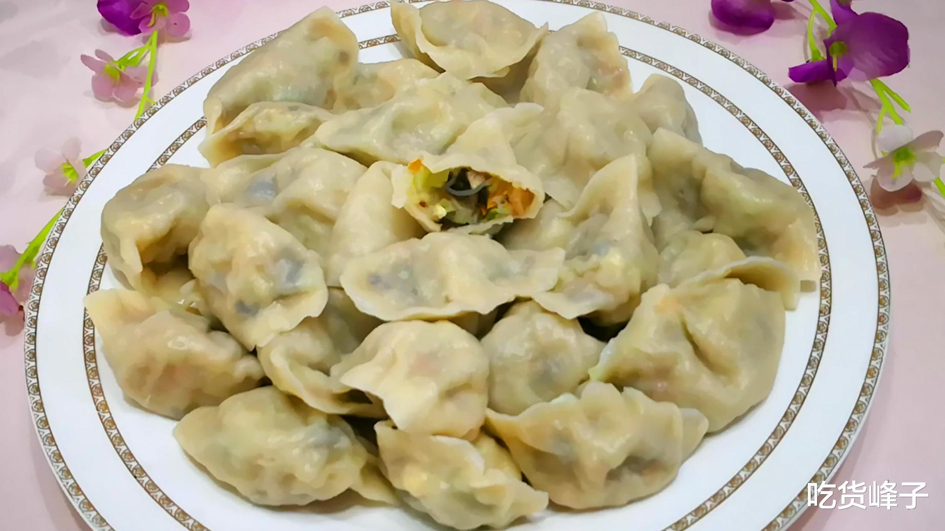 『饺子』入夏后，韭菜荠菜靠边站，用它包饺子才更鲜，夏天正当季，要多吃
