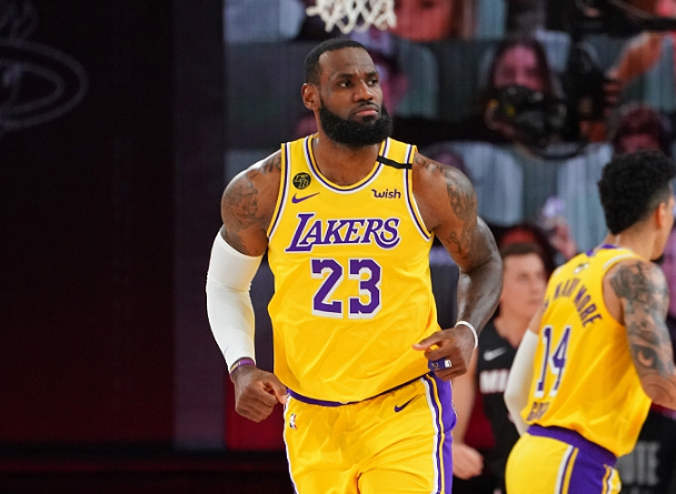 勒布朗·詹姆斯|两年前詹姆斯离开骑士队，联盟其它29支球队什么反应？都在抢人