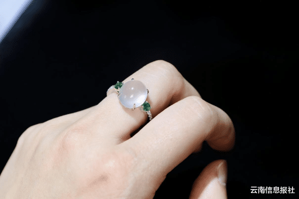 撞脸|撞脸冰种翡翠的玉石？奥陶玉也该有它的名字