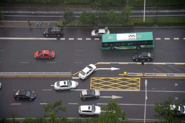 『交通法规』不知道“锯齿车道”怎么走，就把车卖掉吧，否则36分不够扣