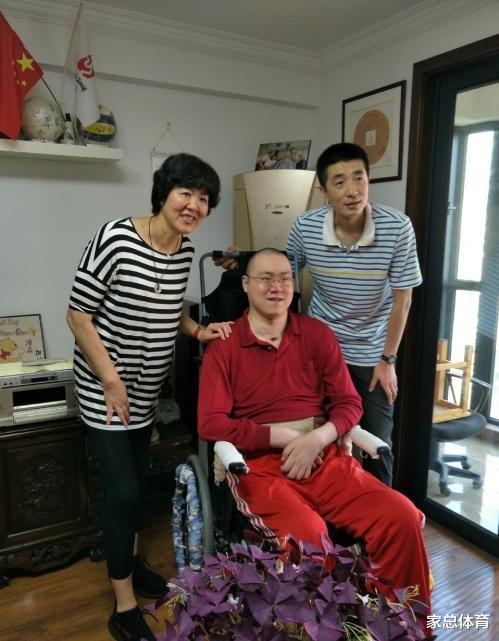 汤淼■38岁汤淼瘫痪多年，男排名宿齐聚一堂庆生，双子星再度合体