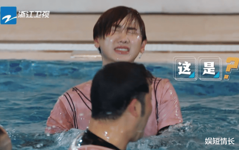 #奔跑吧兄弟#《奔跑吧》偶像包袱最重的嘉宾，落水后捂着头找帽子，助理都慌了