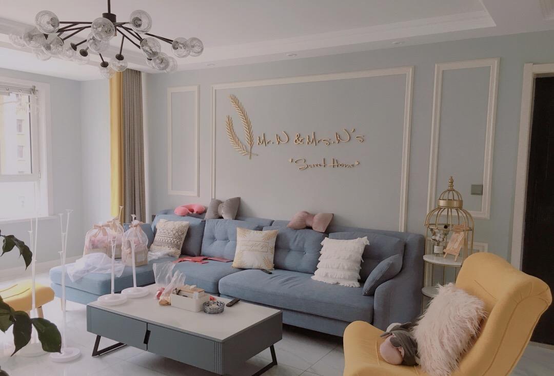 ##她家自己设计，石膏线条做背景墙，家具来源网购，完工后很漂亮！