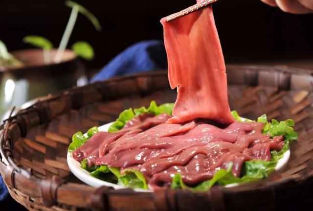 火锅|去吃火锅，为啥肉下面都会垫一片生菜？服务员偷偷告诉你实情！