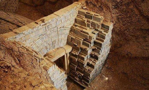 「海昏侯」将军死后立碑声明：无金无银，别挖！200年后，盗墓贼打开了墓门