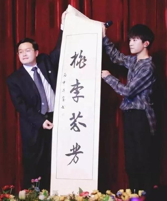 『易烊千玺』20岁易烊千玺夺金像奖，胡歌是他粉丝、陈可辛对他盛赞！凭啥？