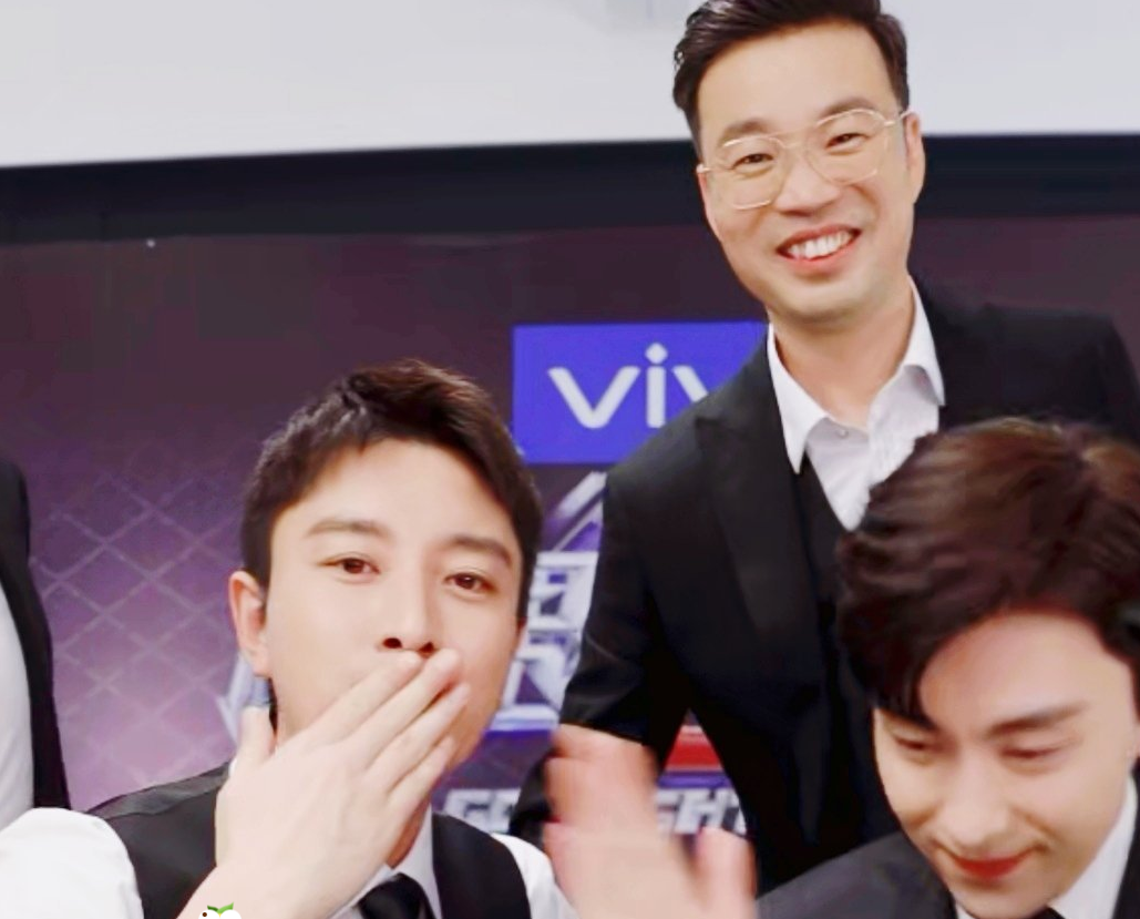 【邓伦】《极限挑战》直播,邓伦六人PK薇娅,场面闹腾但卖货效果极佳