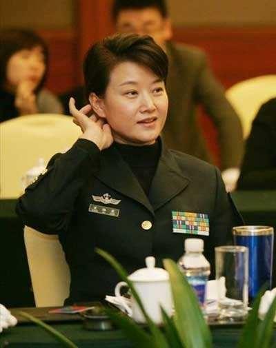 短发：53岁宋祖英短发真好看，清爽波波头太减龄，侧颜迷人