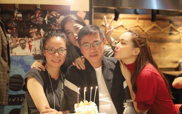 汤镇宗■马国明女友为爸爸汤镇宗庆生，红裙惊艳，与妹妹一个像爸一个像妈