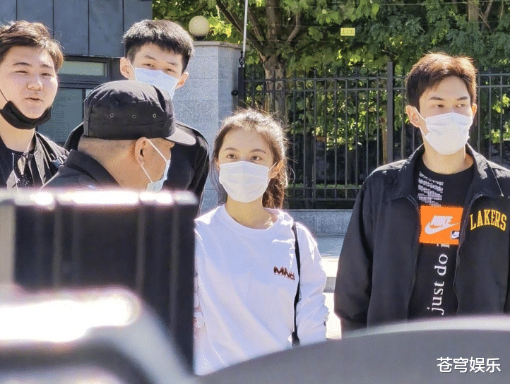 中央戏剧学院|中戏2020表演系合照曝光，赵今麦素颜清纯，我却被她旁边女生吸引