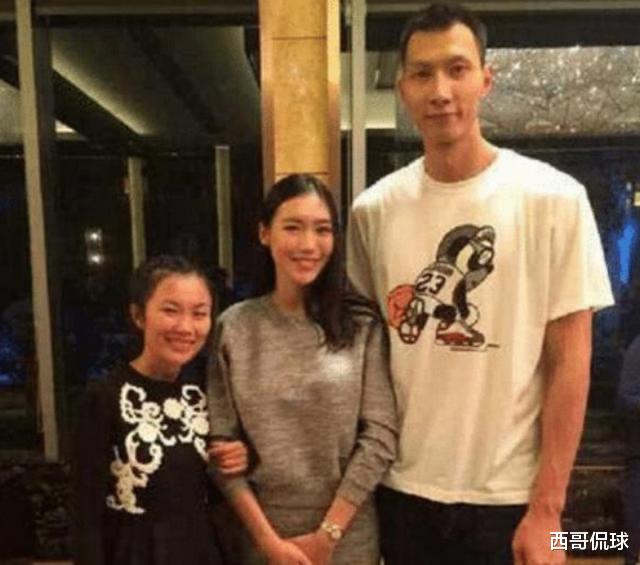 『周琦』看姚明妻子，看易建联妻子，最后看周琦的，网友：没对比就没伤害