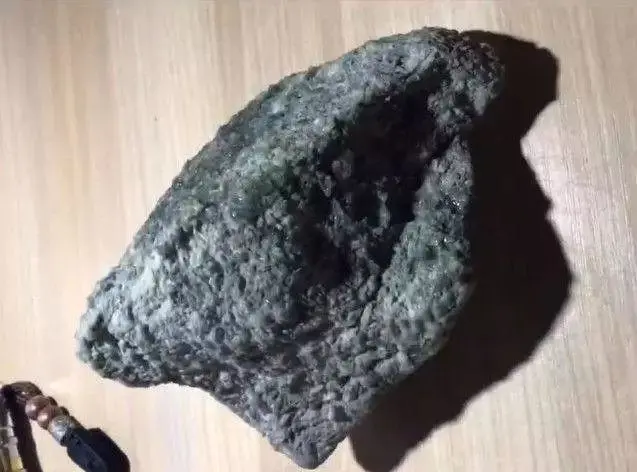 翡翠|皮壳丑陋的翡翠原石，居然切出极品玻璃种翡翠，现场一度失控