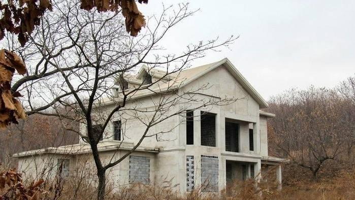 农村百万别墅放在那里长草, 村民苦寻房主无果!