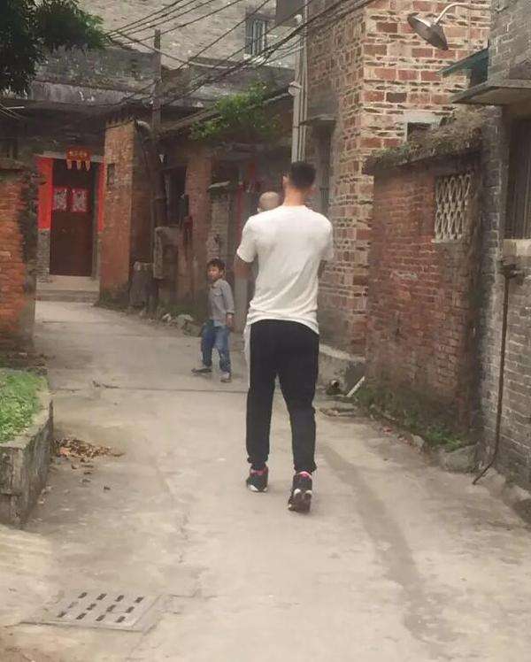 「易建联」易建联生活有多低调?乡下祖房他会住,而父母更是在旧小区生活