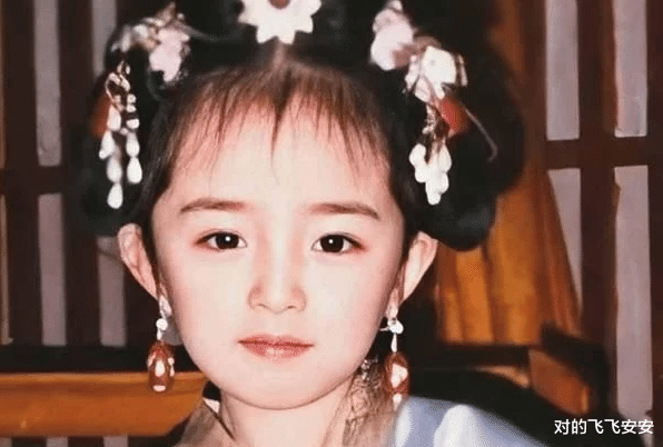 迪丽热巴|郑爽的4岁，杨颖的4岁，杨幂的4岁，看到迪丽热巴想把她抱走