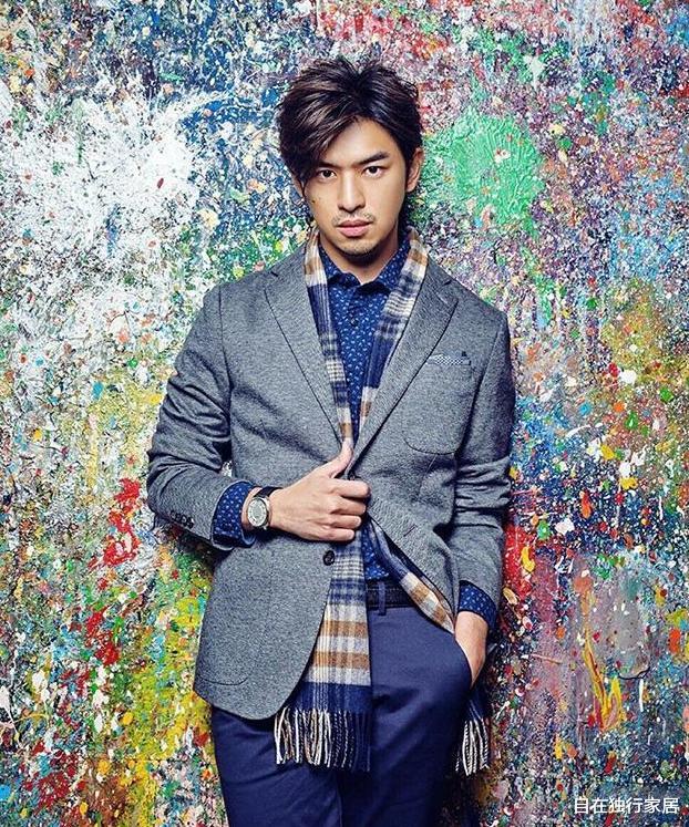 ##带你看看陈柏霖的家，房子装修很文艺，在家还会弹吉他