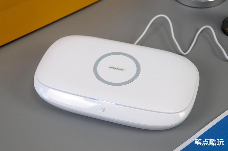 无线充电|边洗浴、边喝脉动？Nillkin闪净Pro：给你的手机净个身