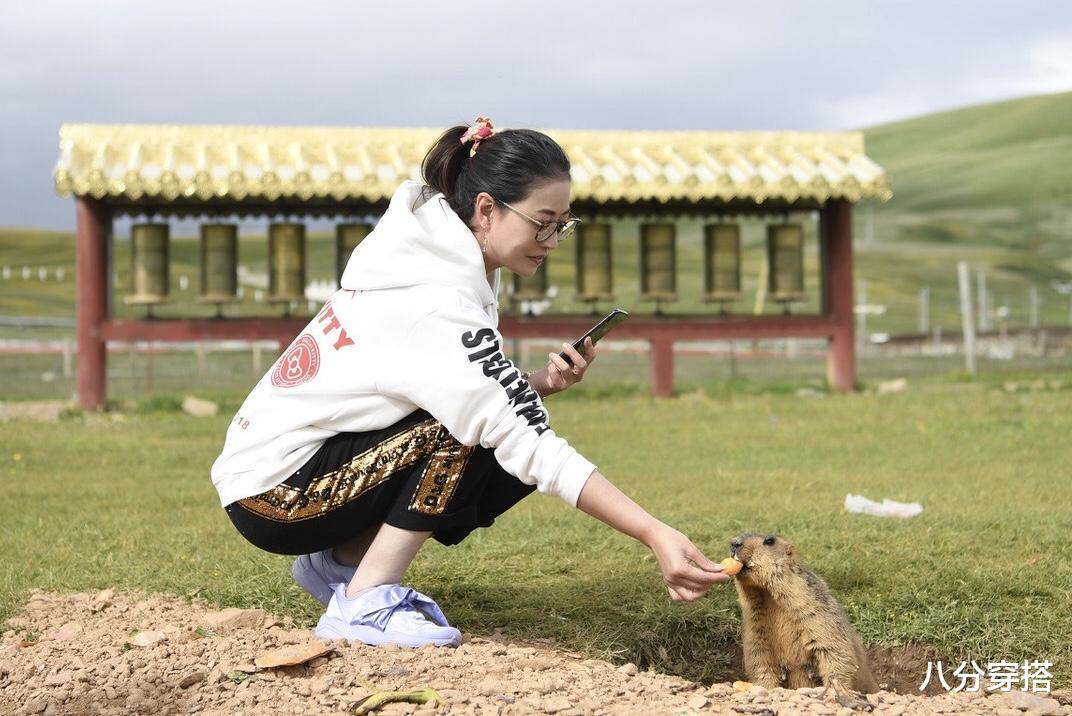 卫衣|周海媚53岁依旧风华绝代，穿白色卫衣休闲舒适，低调却很有气质