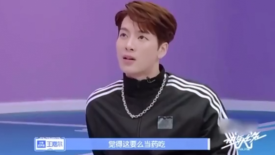王嘉尔|王嘉尔出道时样样不如人，拼命减肥“魔鬼式自律”，暴瘦36斤