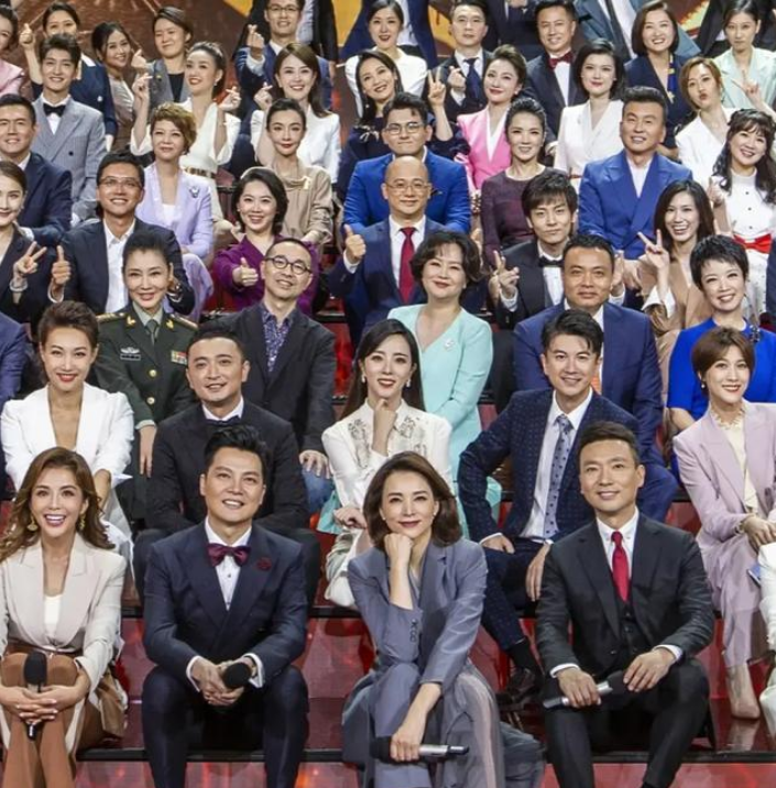 董卿|全国主持人齐聚央视大合影,董卿稳坐C位,撒贝宁地位不如汪涵