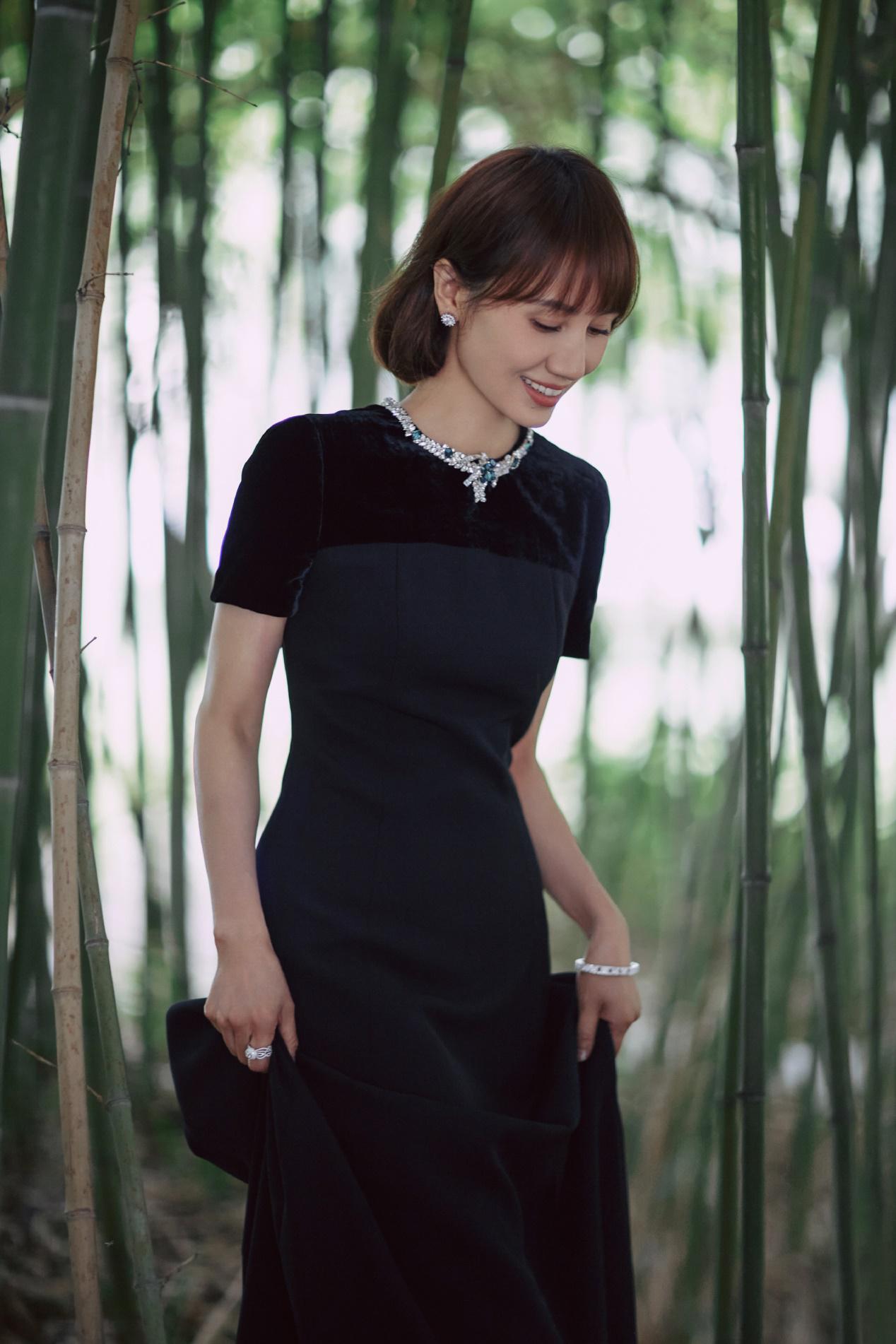 小黑裙|袁泉不愧为百花奖最佳女配角,穿小黑裙简约典雅,干练短发超有范