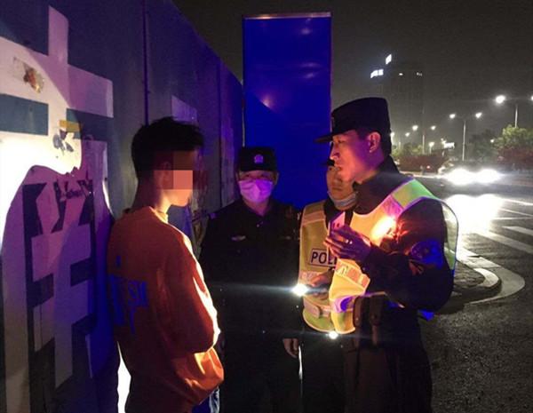 交易@漯河一17岁少年，和爸妈生气后午夜醉酒车流中游荡