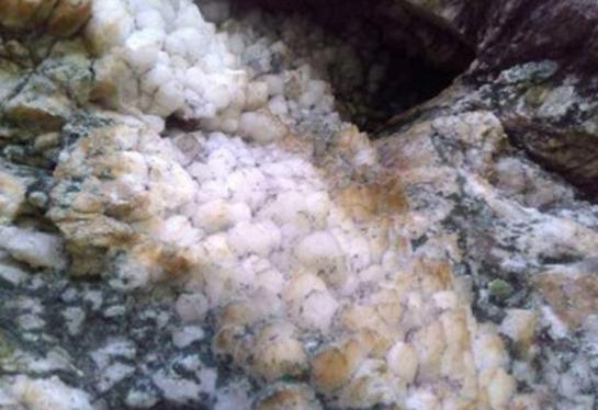 【科学家】在墓中发现了水晶制品，疑似史前武器，科学家：出现了一个问题