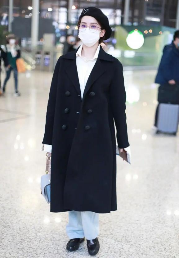 刘诗诗|刘诗诗好幸福！穿印花裙配披肩满是贵妇感，老公贴身相伴爱意足