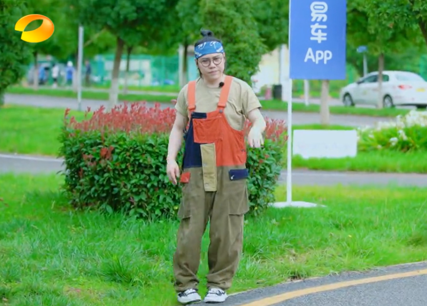 周深|这是啥命？好声音总冠军给周深当帮手，身材走形似路人！