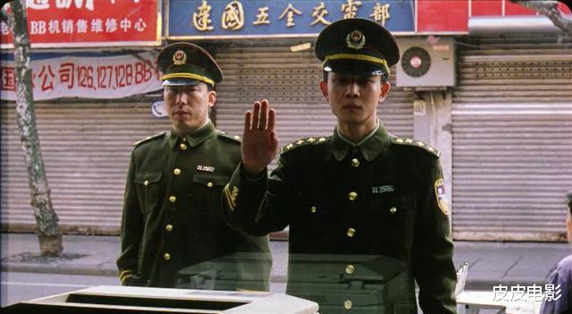 「徐峥」开场第1分钟就埋了3颗雷，一口气刷两遍，徐峥这部犯罪片太好看了