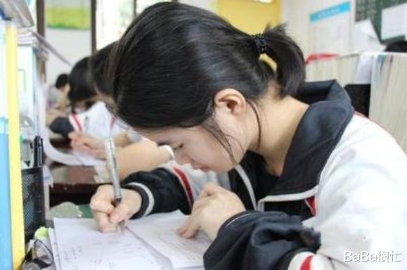 @当年那个高考忘涂答题卡,下跪恳求给机会的女孩,后来怎么样了?