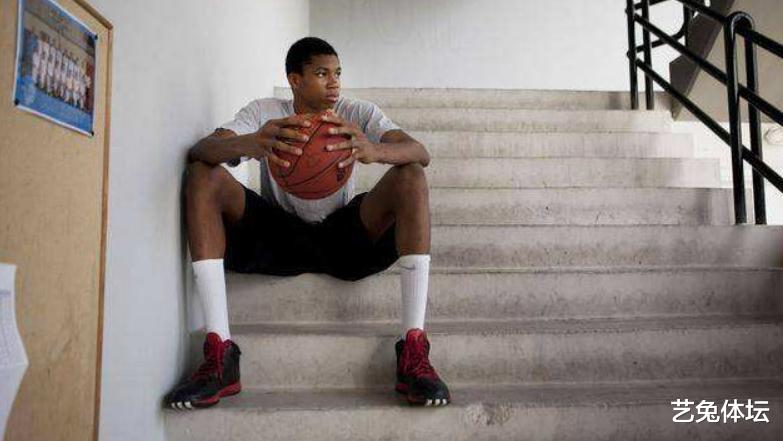 「周琦」球星进NBA前后的变化，詹姆斯库里的变化，周琦的变化，差距令人深思