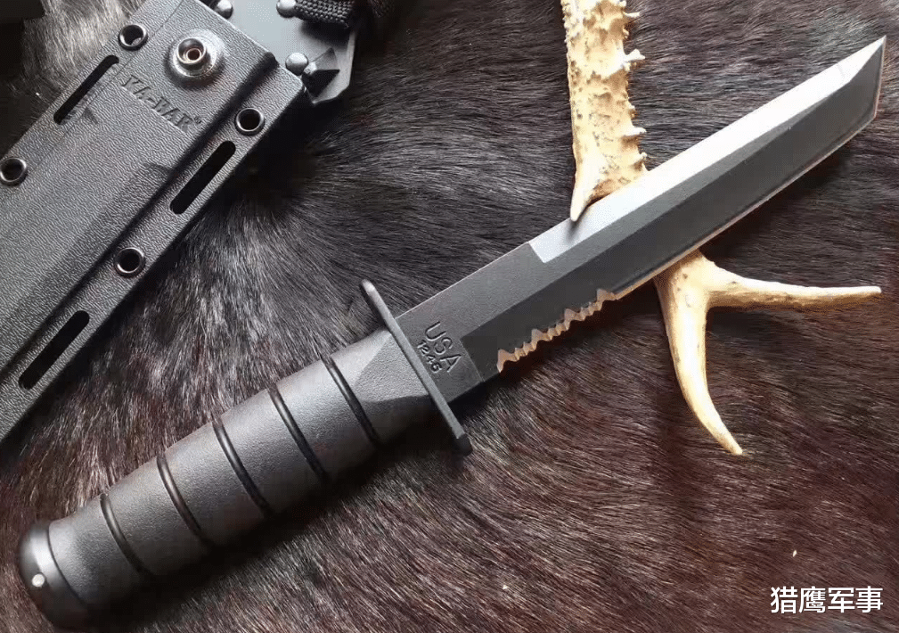 瑞士军刀：独自走夜路，4件武器你会选择哪1件防身？只有女孩子才选第4件