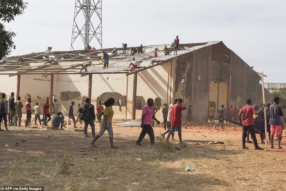 尼日利亞數千民眾洗劫政府糧倉，掀翻屋頂，墻被戳出窟窿-圖3