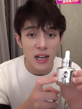 李佳琦▲李佳琦晒出“续命”精华液，价格一曝光后，网友：我丢掉了兰蔻