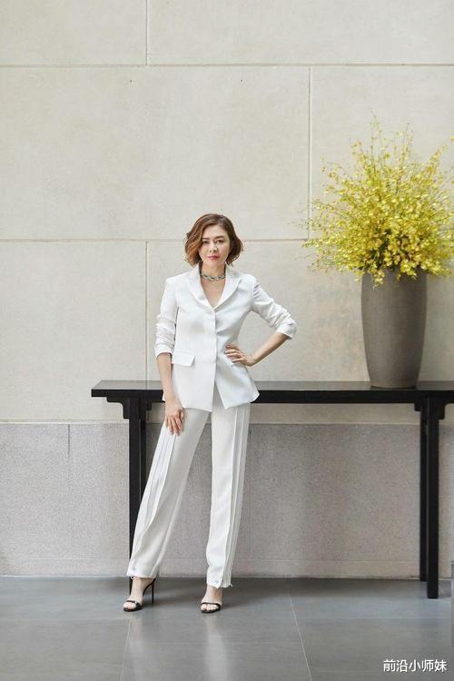 发型|关之琳豁出去了，狗啃发型和红色连体裤，造型要多丑就有多丑！