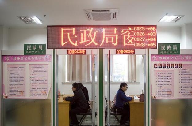 「民政局」每年高考后，考生为何结伴着去医院？网友：民政局高三生更多