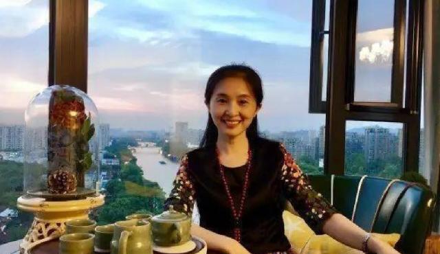 胡红梅|“爱穿旗袍”的美女副校长人设崩塌，从巅峰到谷底，只因抄得太狠