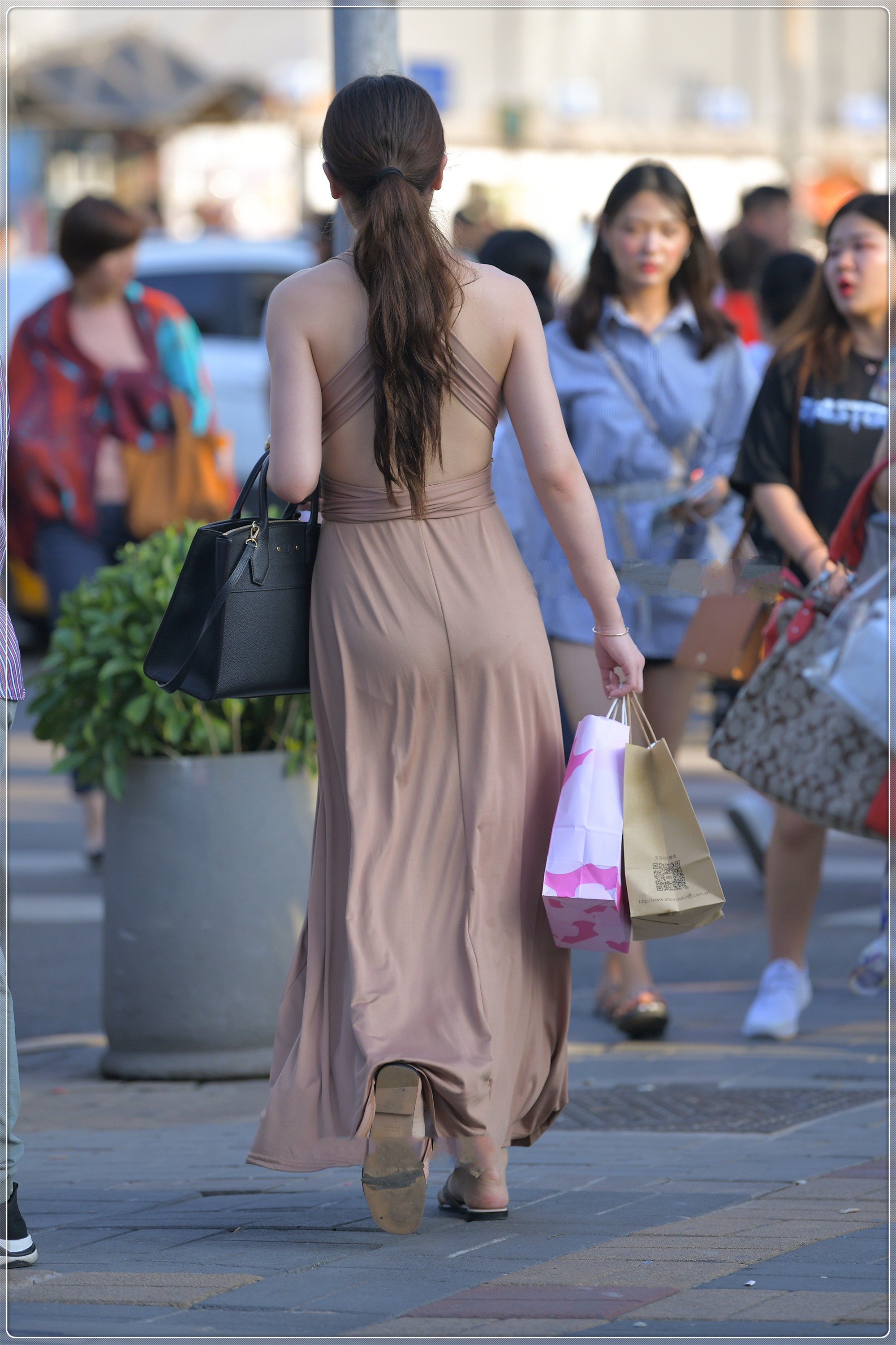 长裙|粉色V领长裙,青春减龄,时髦又洒脱