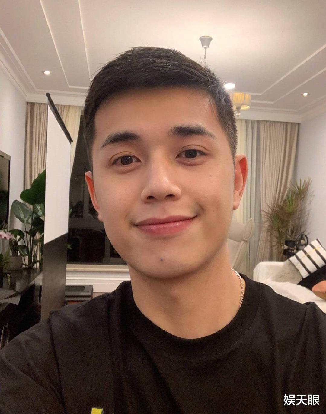 【王石】李佳琦小助理单干后,彻底玩脱了,推荐的袜子都要30一双