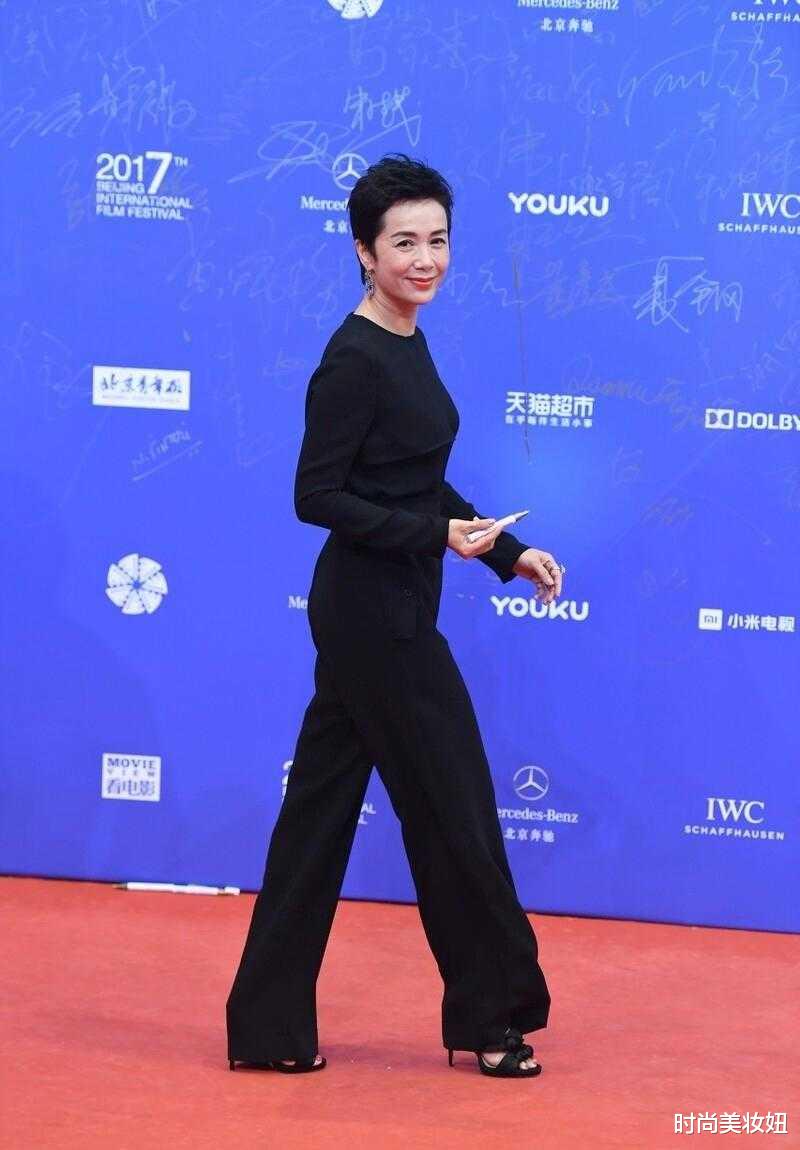 穿衣搭配|蒋雯丽真的老了，穿黑色连体裤配超短发又A又飒，无滤镜眼纹真实