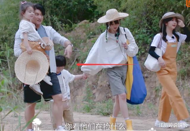 郑爽|被小朋友求抱，谭松韵僵硬不肯，看到另一边的郑爽，人缘好坏明显