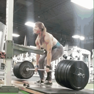 深蹲@她硬拉470斤，扛起236斤男友做深蹲，这样的女汉子，谁敢挑战？