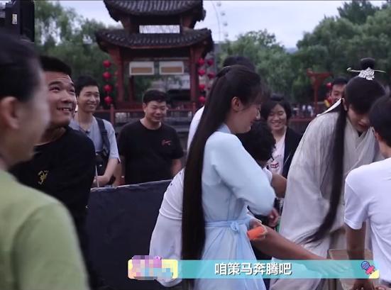 袁冰妍|琉璃:袁冰妍坐在成毅腿上,两人反应太有趣,工作人员一脸姨母笑