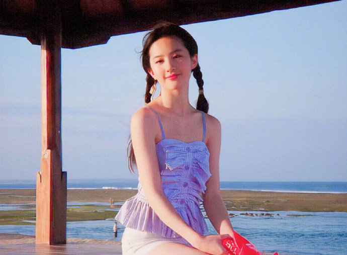 刘亦菲|刘亦菲晒出自己的运动照,剧烈运动后额头微汗更加迷人,再一次美回“小龙女”