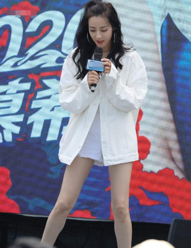 李冰冰|有种统一叫热巴的穿搭，衣服和脚趾美甲“撞色”，身上再找不出别的颜色