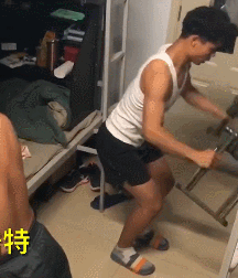 宿舍|封闭校园下的体育生宿舍健身日常，网友：惭愧的我在床上翻了个身